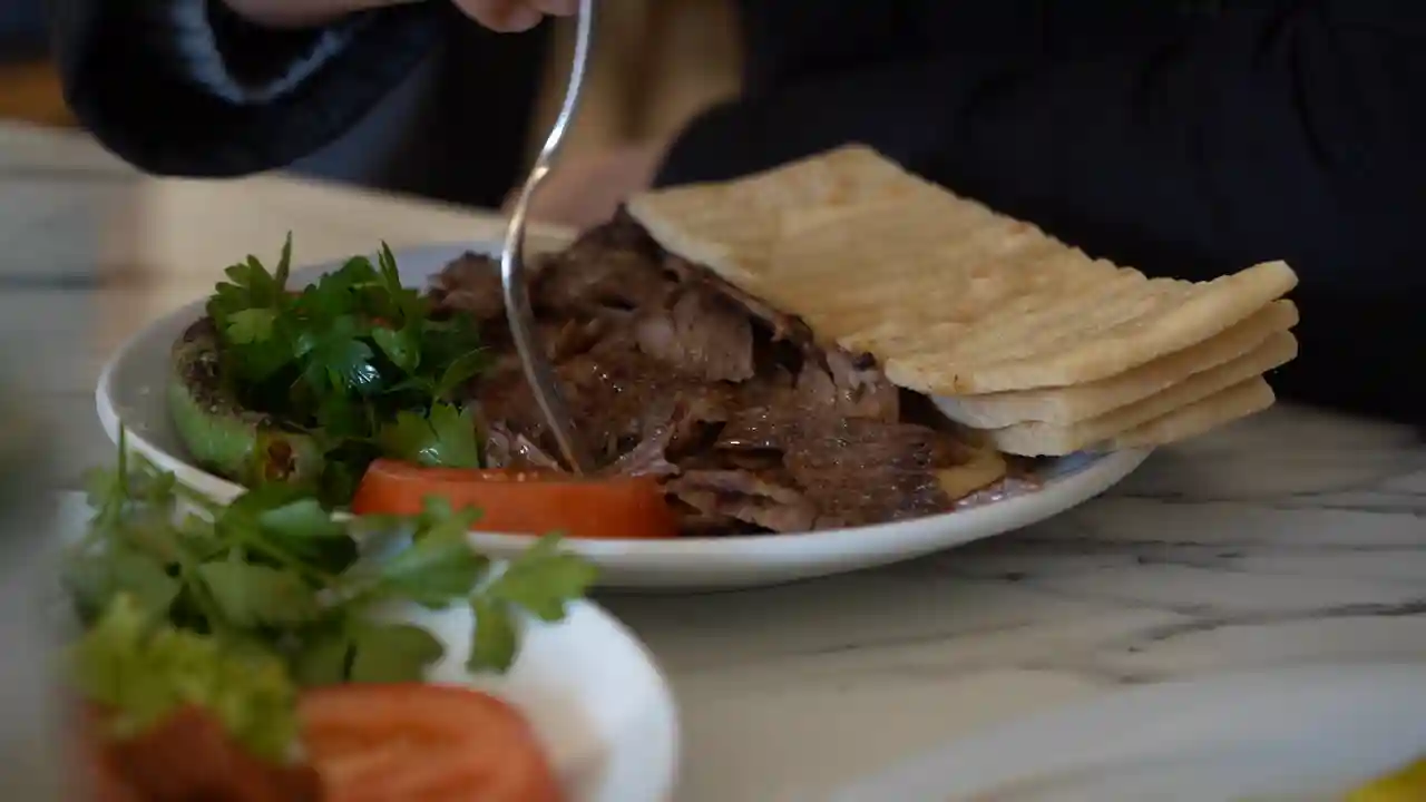 Kütahya’da et döner lezzeti odun ateşiyle buluştu