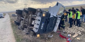 Afyonkarahisar’da devrilen beton mikserinin sürücüsü hayatını kaybetti