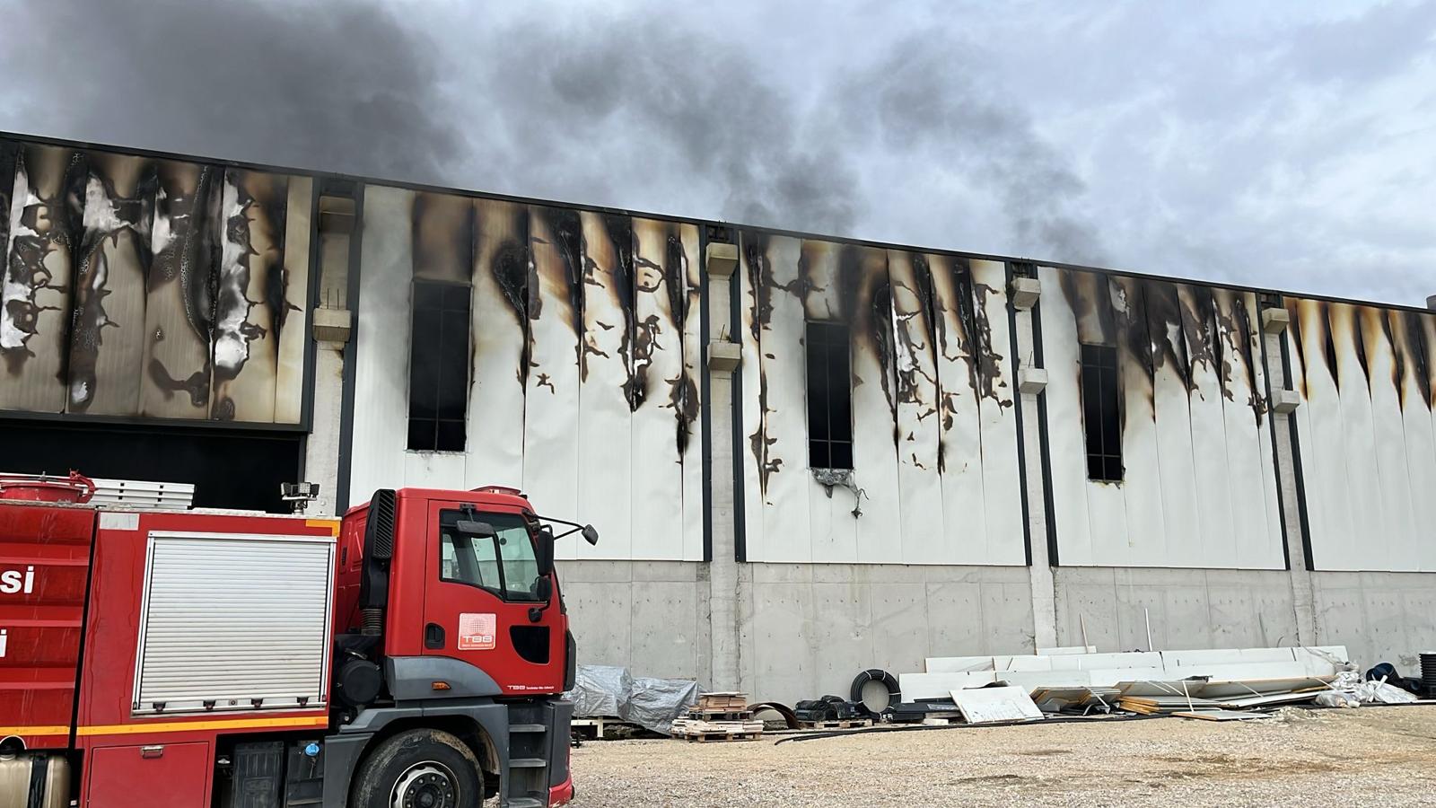 Afyonkarahisar'da fabrika yangını: 4 kişi dumandan etkilendi