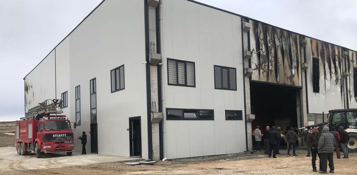 Afyonkarahisar'da fabrika yangını: 4 kişi dumandan etkilendi