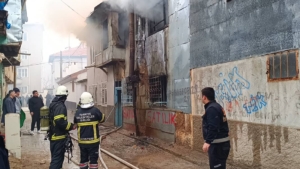 Afyonkarahisar’da metruk bir binada çıkan yangın söndürüldü