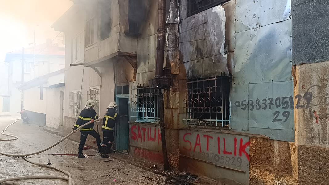 Afyonkarahisar'da metruk bir binada çıkan yangın söndürüldü