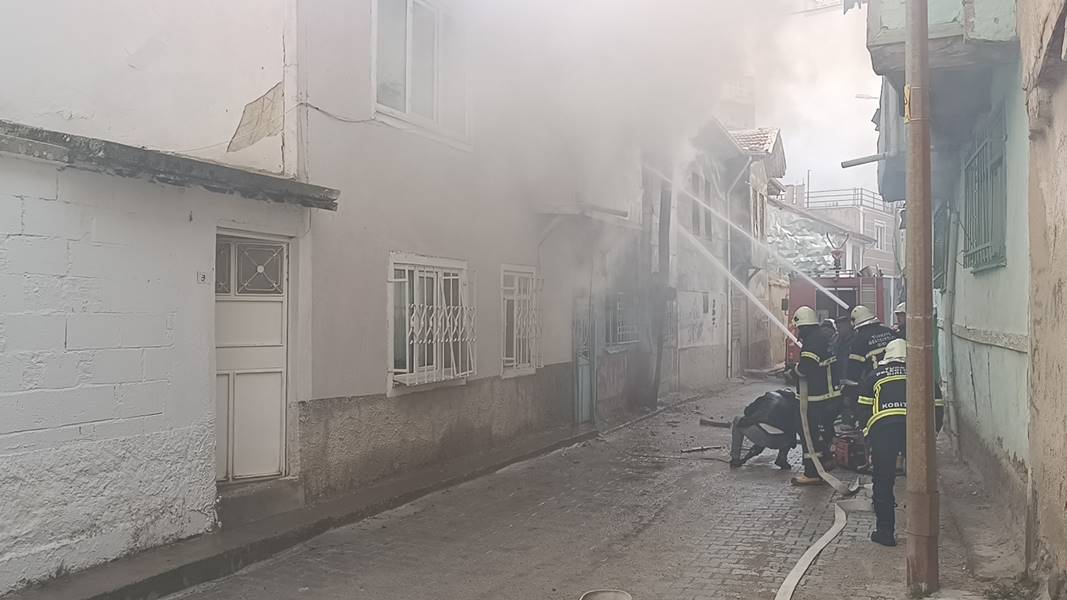 Afyonkarahisar'da metruk bir binada çıkan yangın söndürüldü