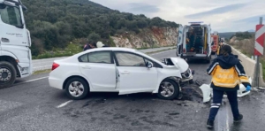 Aydın’da otomobil bariyerlere çarptı, bir kişi öldü, iki kişi yaralandı