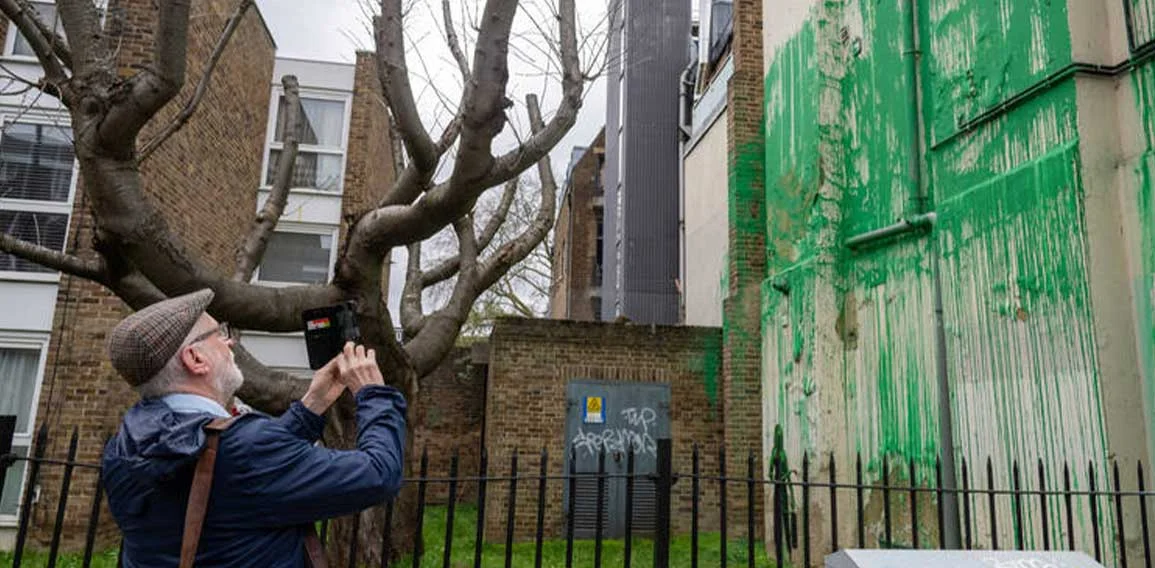 Banksy Londra sokaklarında "yeşil boya" eseriyle ortaya çıktı