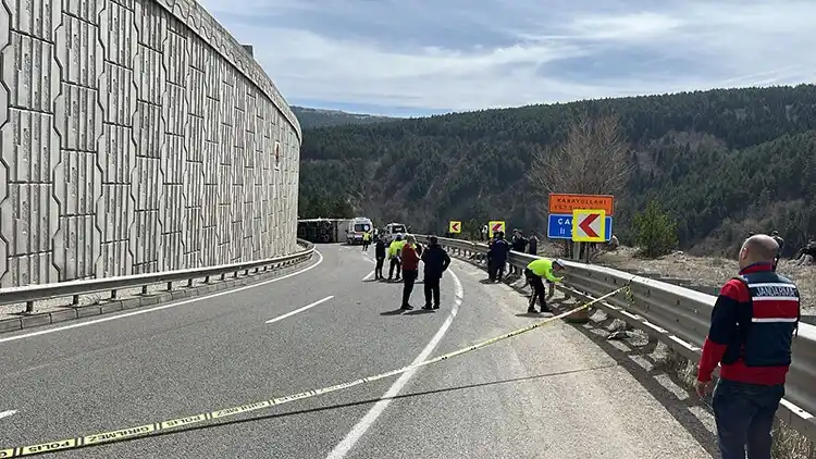 Çankırı'da tır otomobilin üzerine devrildi 4 ölü, 3 yaralı