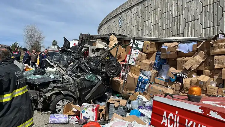 Çankırı'da tır otomobilin üzerine devrildi 4 ölü, 3 yaralı