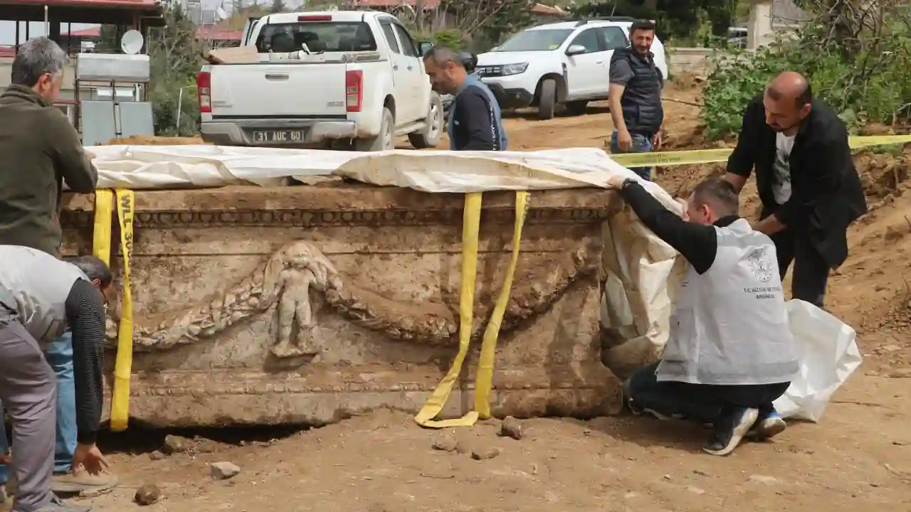 Hatay’da evin bahçesinden lahit