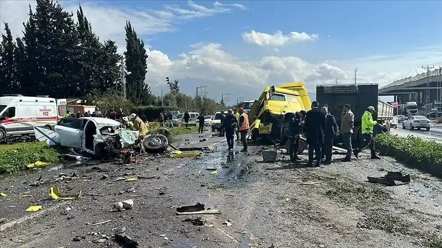 Hatay'da karşı şeride geçen tır otomobil çarptı 6 ölü