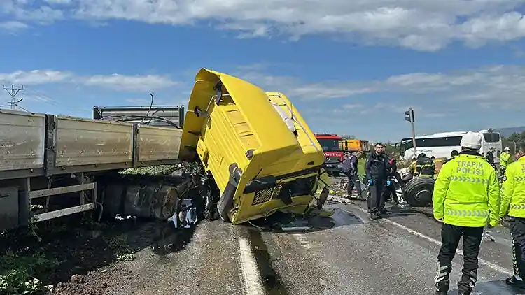 Hatay'da karşı şeride geçen tır otomobil çarptı 6 ölü