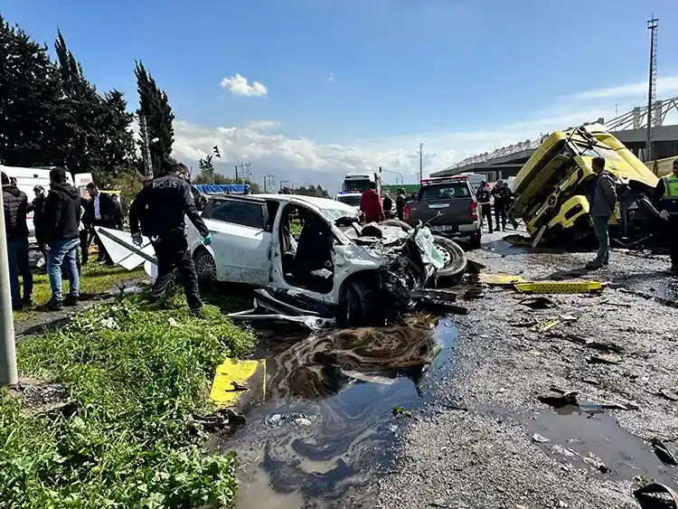 Hatay'da karşı şeride geçen tır otomobil çarptı 6 ölü