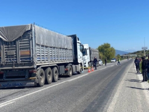 İzmir’de arızalanan aracından inen sürücü tırın çarpmasıyla öldü