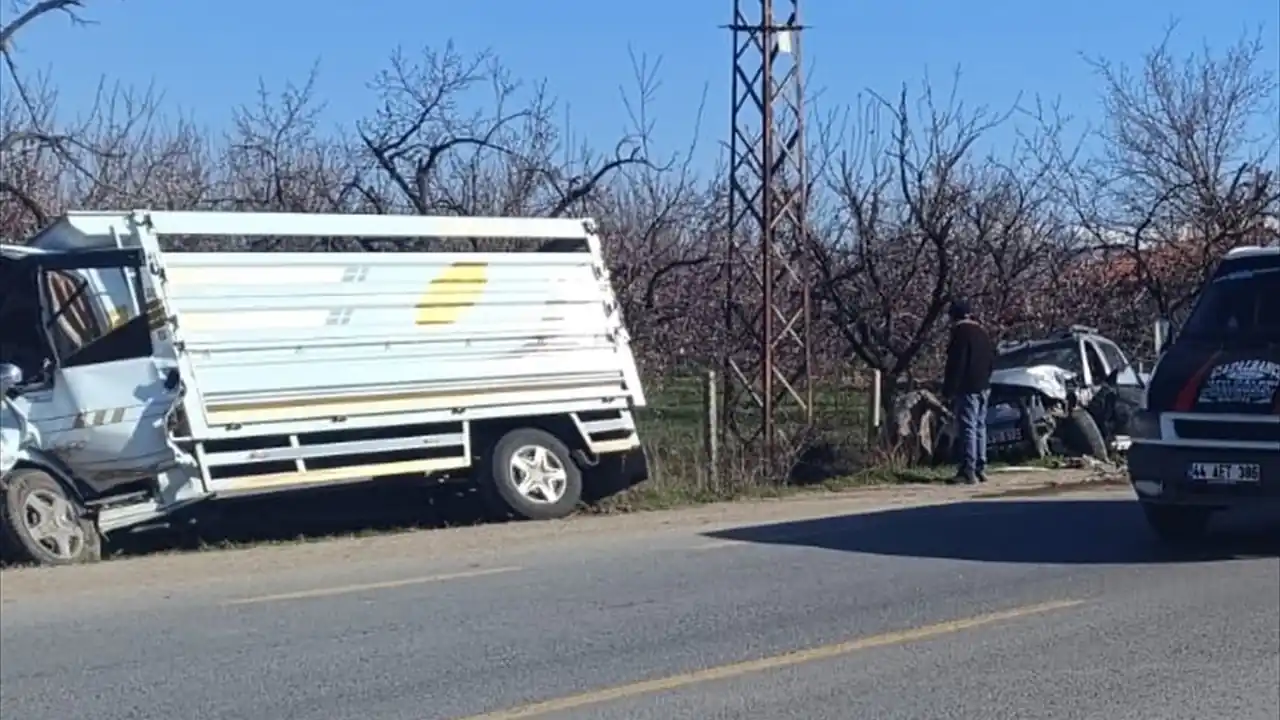 Malatya’da 2 kamyonetin çarpışması