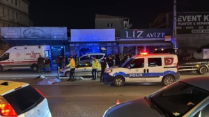 İzmir’de otomobil yayalara çarptı: 1 ölü, 1 yaralı