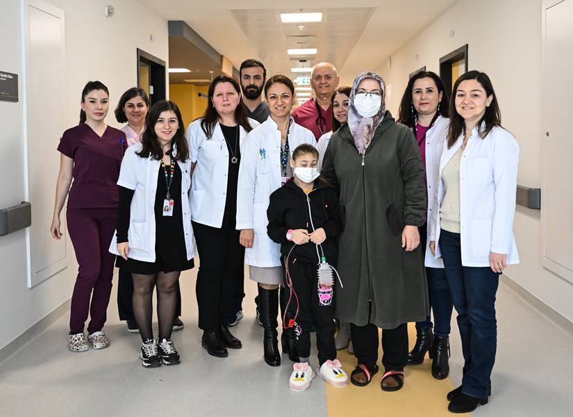 İzmirli 12 yaşındaki Esra, annesinin böbreğiyle sağlığına kavuştu