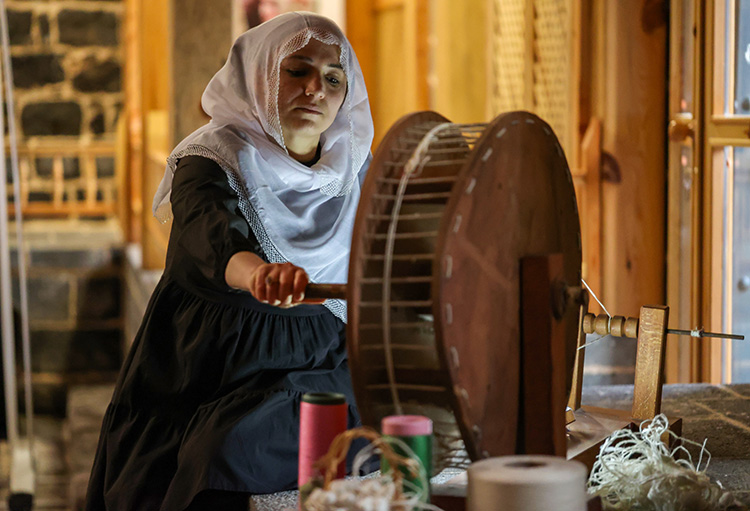 Kadınlar ipek dokuma tezgahlarını 457 yıllık hamama kurdu