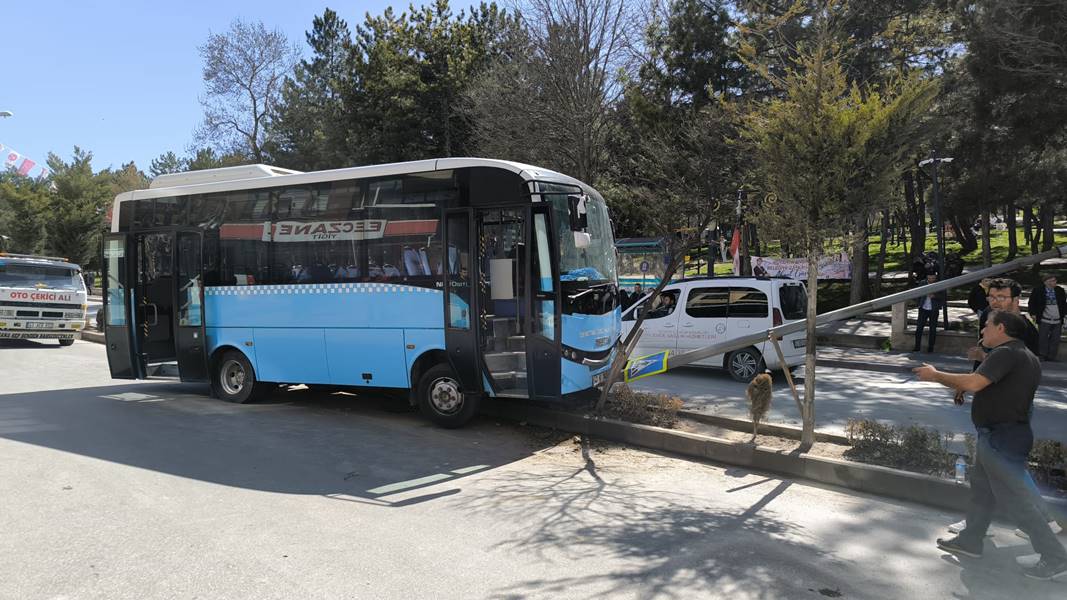 Kütahya'da özel halk otobüsü kaza yaptı 2 yaralı