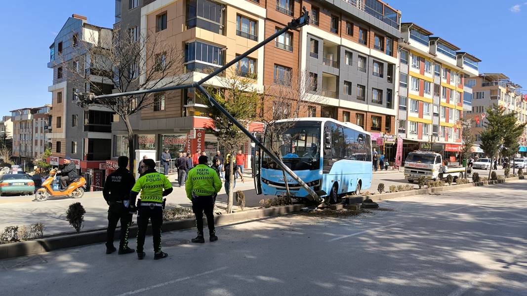 Kütahya'da özel halk otobüsü kaza yaptı 2 yaralı