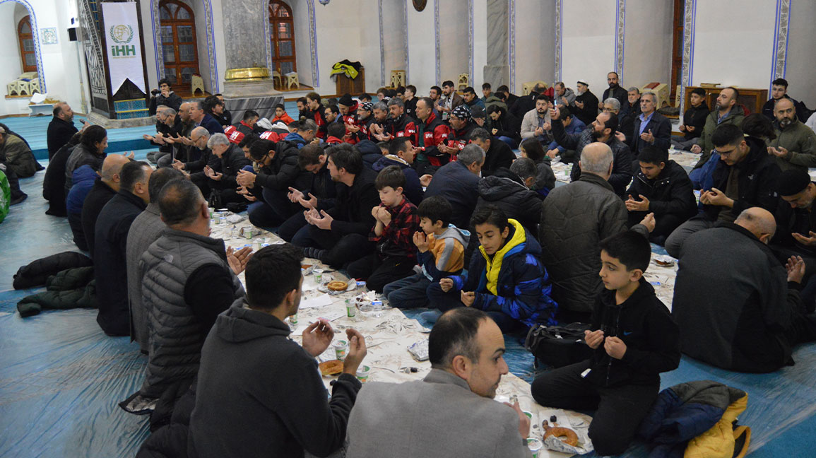 Kütahya'da hurma, su, ayran ve simitle "Ümmet İftarı" yapıldı