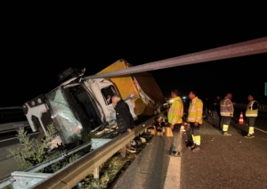 Manisa’da devrilen kamyonda 1 kişi öldü, 1 kişi yaralandı