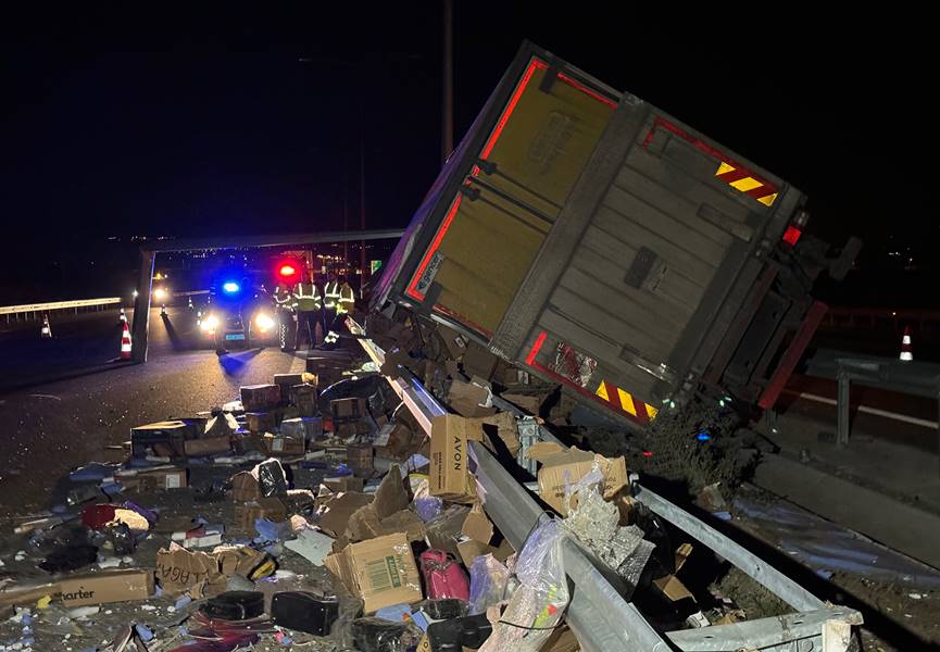 Manisa'da devrilen kamyonda 1 kişi öldü