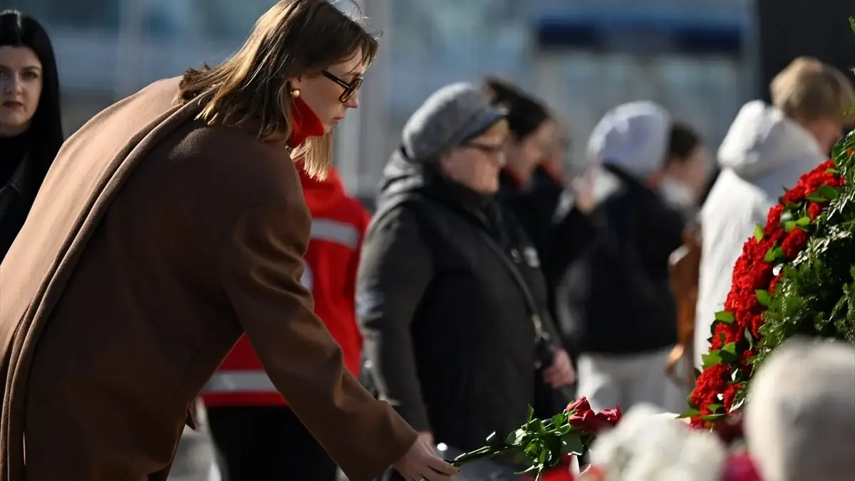 Moskova'daki saldırıda hayatını kaybedenler için çiçek bırakıldı