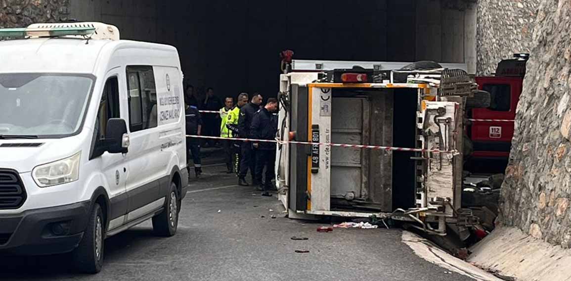 Muğla'da devrilen çöp kamyonunun sürücüsü öldü