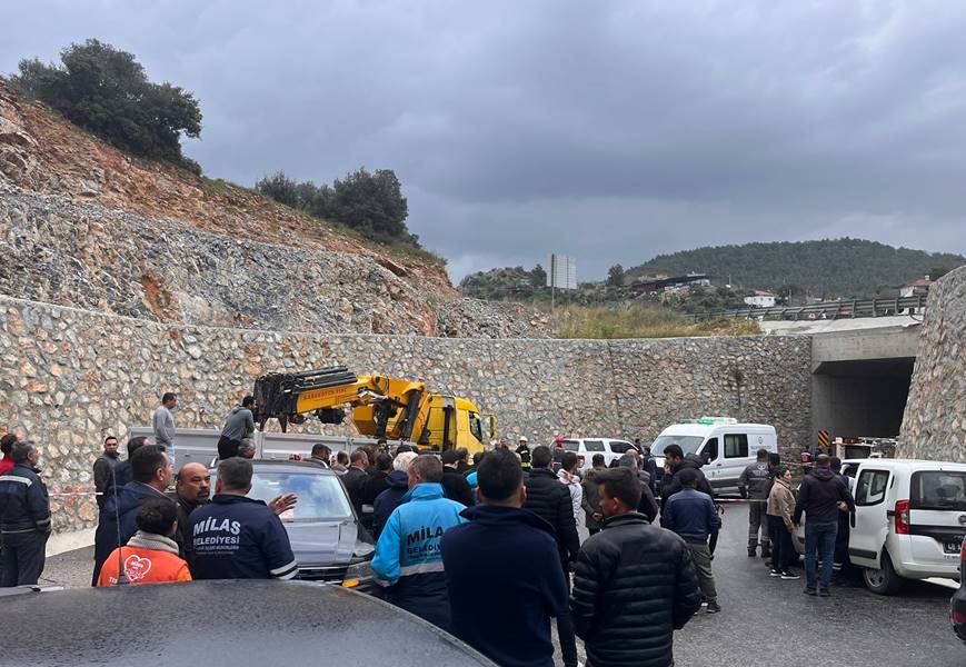 Muğla'da devrilen çöp kamyonunun sürücüsü öldü