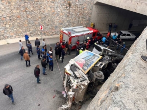 Muğla’da devrilen çöp kamyonunun sürücüsü öldü