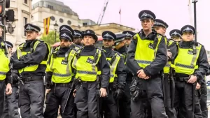 Polis memuru film yapımcısının cesedini yağmalamak ile suçlanıyor