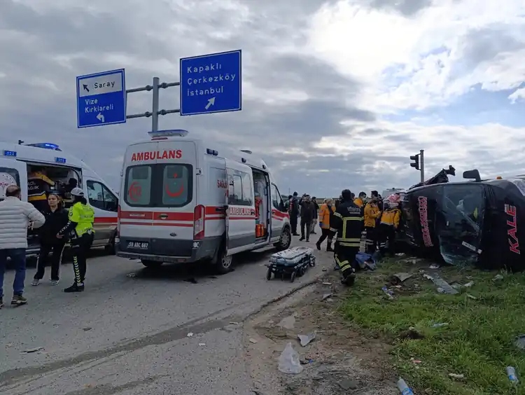 Tırla yolcu minibüsü çarpıştı 5 ölü, 10 yaralı (2)