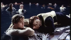 Titanic’te Rose’u hayatta tutan kapı rekor fiyata satıldı