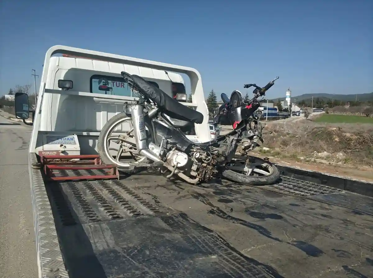 Uşak'ta otomobil ile motosiklet çarpıştı 1 ölü, 2 yaralı