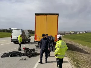 Uşak’ta tır dorsesine çarpan motosikletin sürücüsü hayatını kaybetti