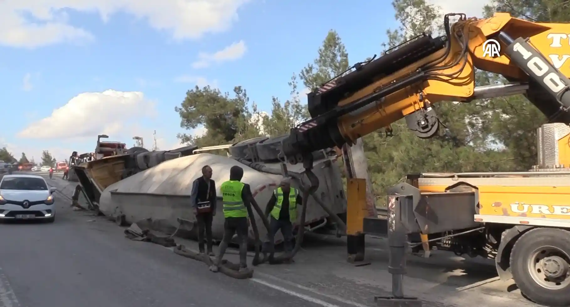 Üzerine beton mikseri devrilen kamyonun sürücüsü öldü