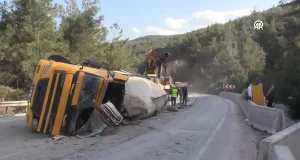 Üzerine beton mikseri devrilen kamyonun sürücüsü öldü