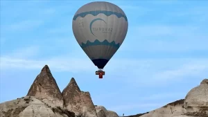 Kapadokya’da Türk bayrağıyla süzülen balonlar