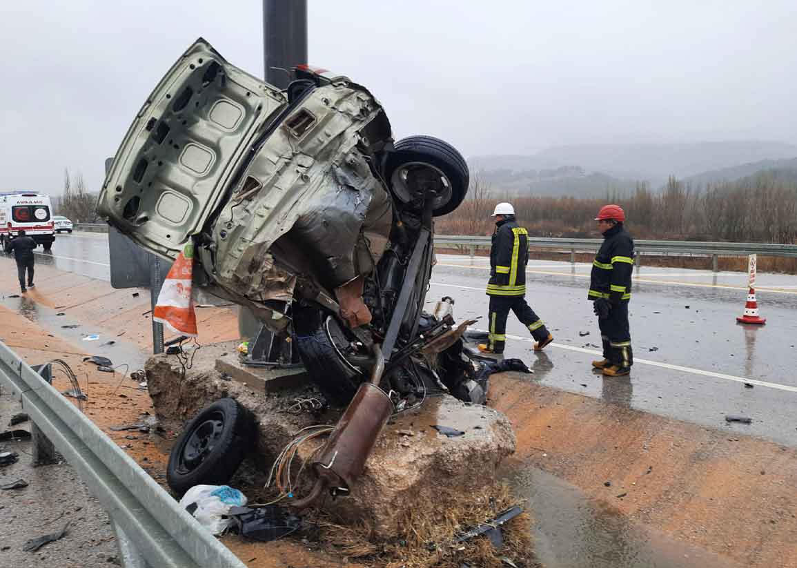 Kütahya'da otomobil yön levhasına çarparak ezildi