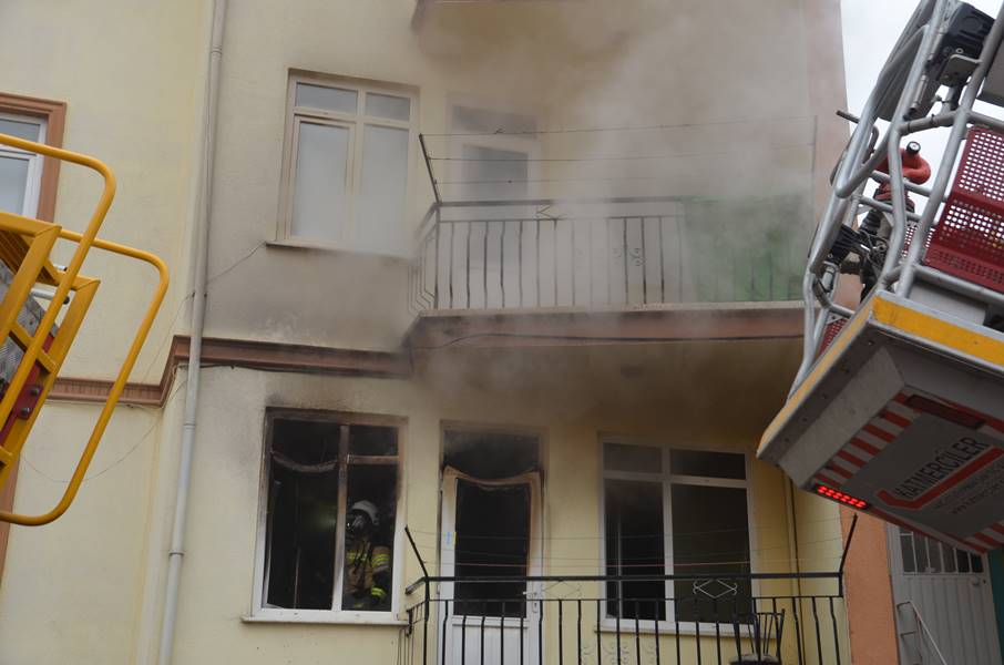 Kütahya’da çıkan ev yangını söndürüldü