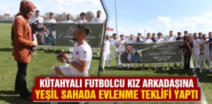 Sahada kız arkadaşına evlenme teklifi yaptı