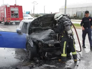 Antalya’da seyir halindeki otomobilde yangın çıktı