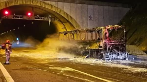 Bursa’da yangın çıkan yolcu otobüsü kullanılamaz hale geldi