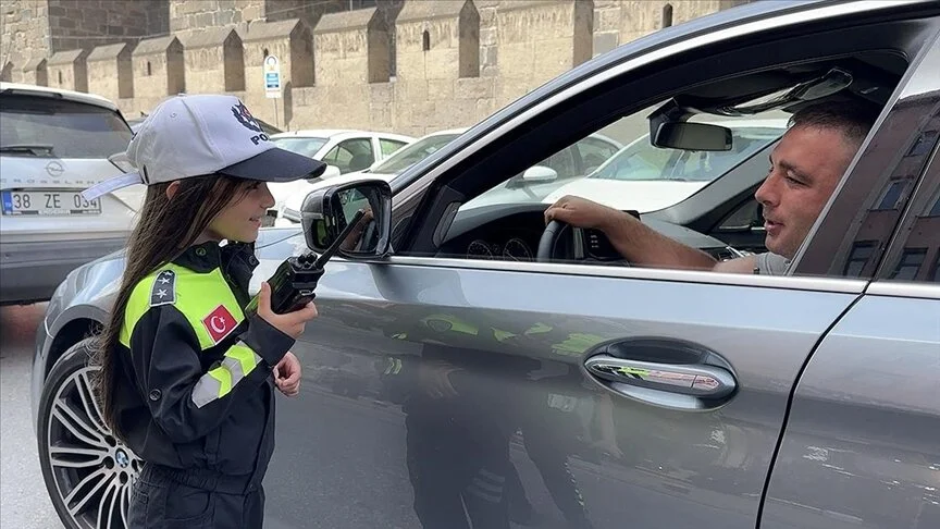 Çocuklar temsili polis olup trafikte denetim yaptı 