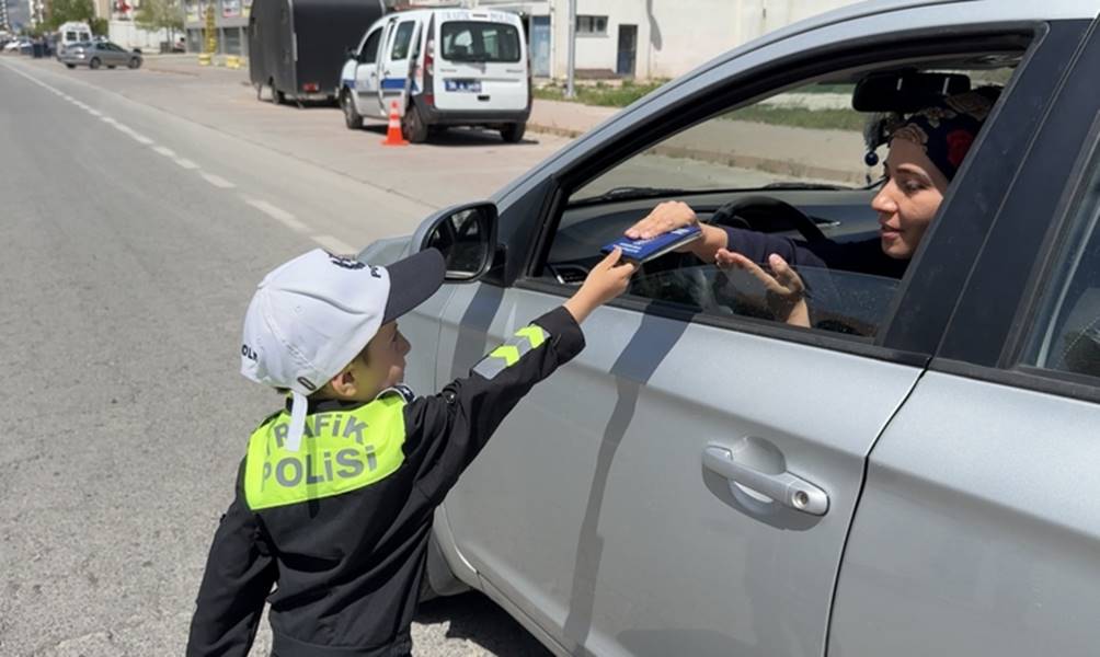 Çocuklar temsili polis olup trafikte denetim yaptı 