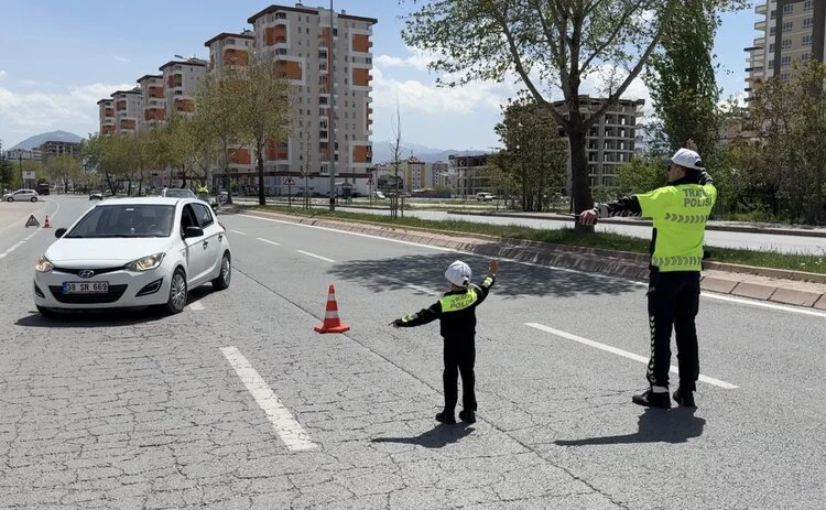 Çocuklar temsili polis olup trafikte denetim yaptı 