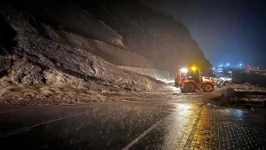 Hakkari-Van kara yolu 3 noktada heyelan meydana geldi