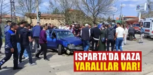 İki otomobille motosiklet kavşakta çarpıştı