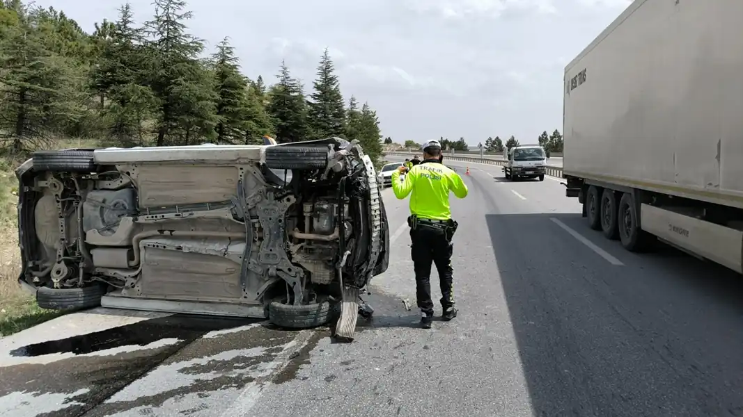 Kütahya Ilıca virajında otomobil takla attı