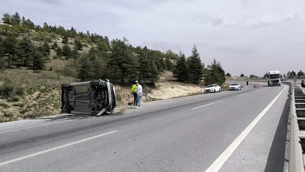 Kütahya Ilıca virajında otomobil takla attı