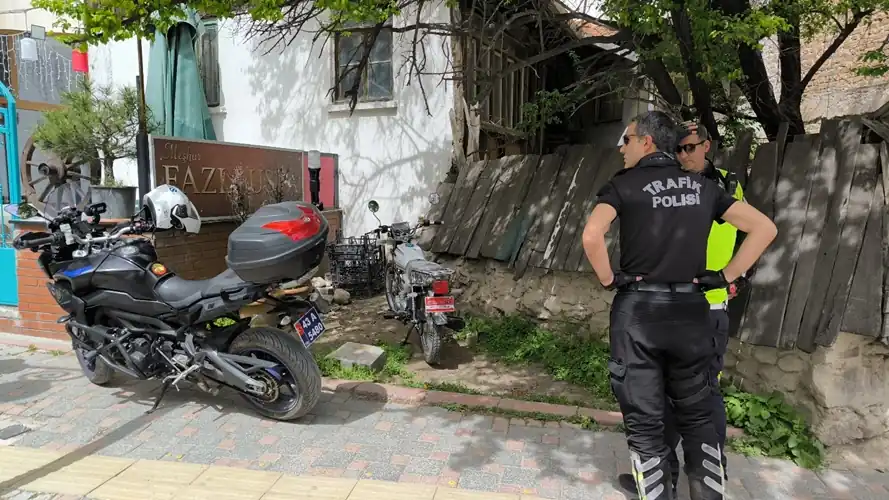 Kütahya'da polis kovalayınca sıfır motosikleti bırakıp kaçtılar